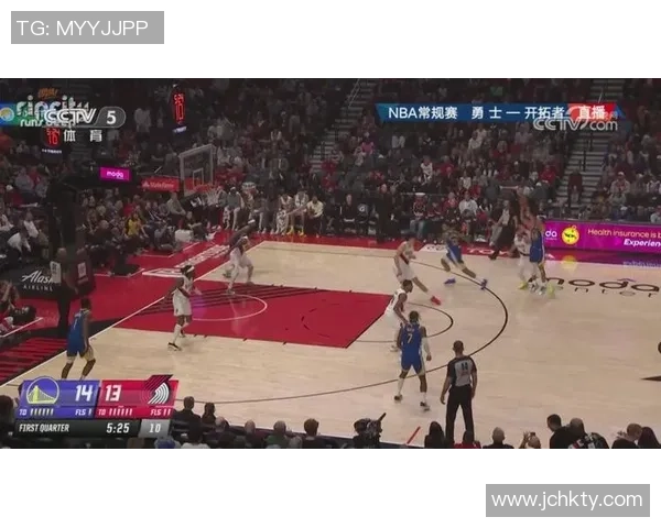 库里开场强势三分借掩护精准命中展现王者风范 库里开场强势三分借掩护精准命中展现王者风范